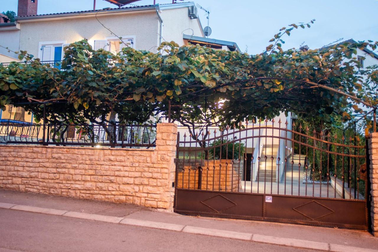 Wellness Studio D'Or - Exclusive New Apartment With Whirlpool, Sauna, Sunny Terrace, Private Parking Porec Exterior photo