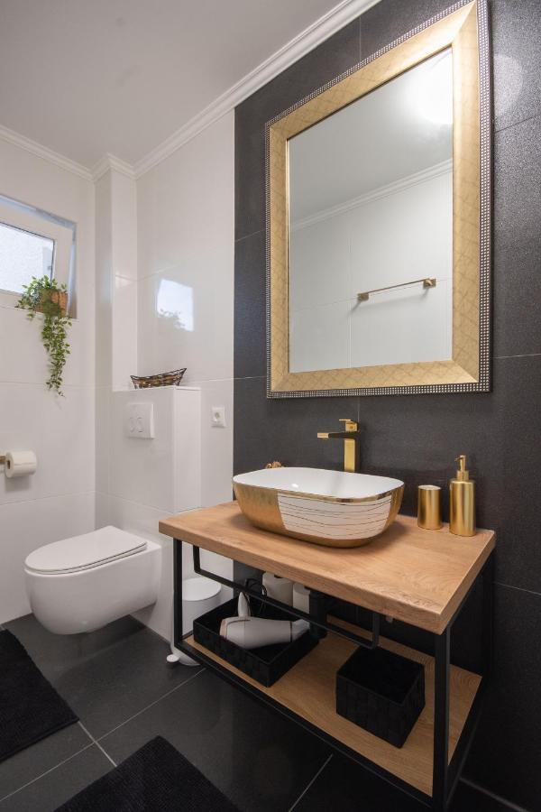 Wellness Studio D'Or - Exclusive New Apartment With Whirlpool, Sauna, Sunny Terrace, Private Parking Porec Exterior photo